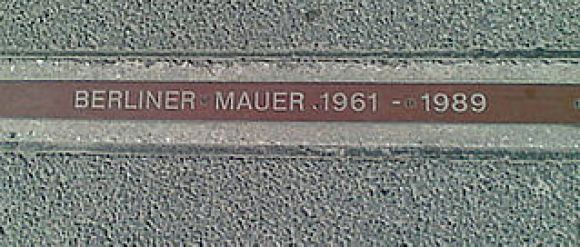 Plaque marking former site of Berlin Wall | Source: Wikimedia Commons / public domain